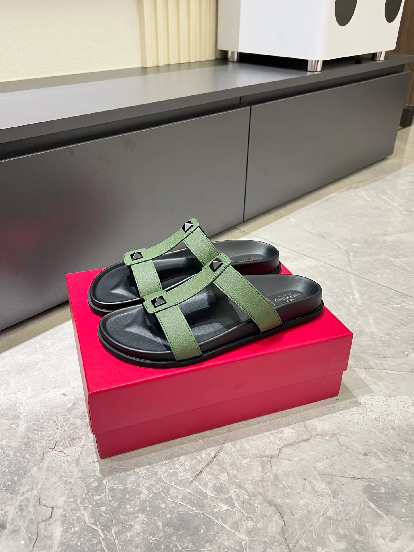 Men's shoes 💰p300 VALENTINO Men's 🧍‍♂️ Spring and summer new style metal logo flat slippers, elegant sandals, the same style worn by celebrities, original molding, imported calfskin. Rubber outsole. Soft and durable, full set of counter packaging size: 39-44 (.45.46 customized)